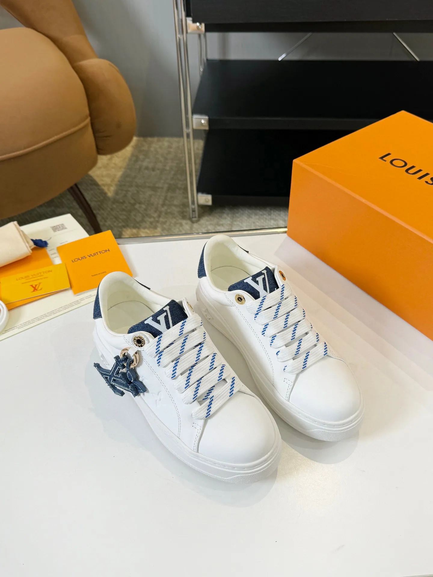Men's Men's Shoes 💰💰660 Women's LV [Beverly Hills Sports Shoes Series] This Beverly Hills sports shoes are made of grained cow leather with Damier pattern, echoing the current season's leather goods series. The thick rubber outsole is lightweight, and an embossed Louis Vuitton logo adds a branding touch. Padded insole and technical fabric lining enhance comfort.  Detailed Features ♛ Embossed grained cowhide leather ♛ Ultra-lightweight rubber outsole ♛ Louis Vuitton logo on tongue and outsole ♛ Size: 35-40